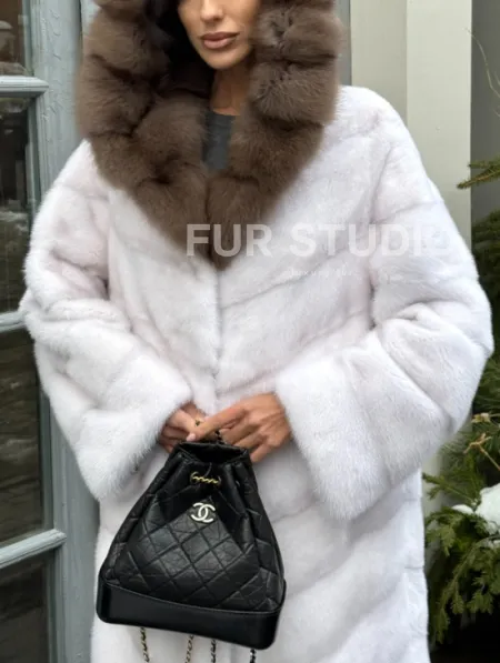 Белая прямая норковая шуба с капюшоном из меха куницы - фото 2