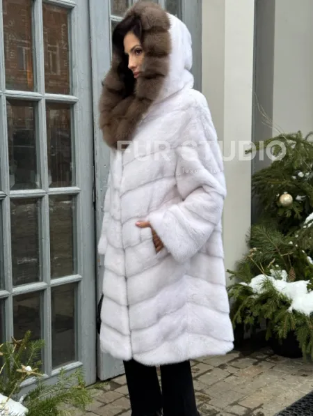 Белая прямая норковая шуба с капюшоном из меха куницы - фото 6