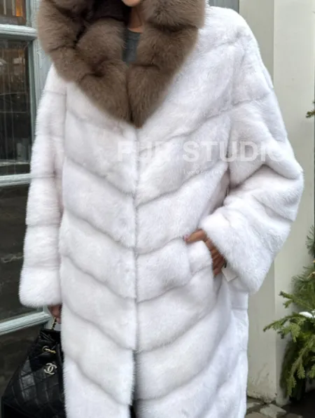 Белая прямая норковая шуба с капюшоном из меха куницы - фото 1