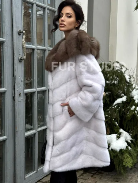 Белая прямая норковая шуба с капюшоном из меха куницы - фото 5
