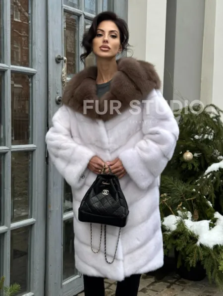 Белая прямая норковая шуба с капюшоном из меха куницы - фото 0