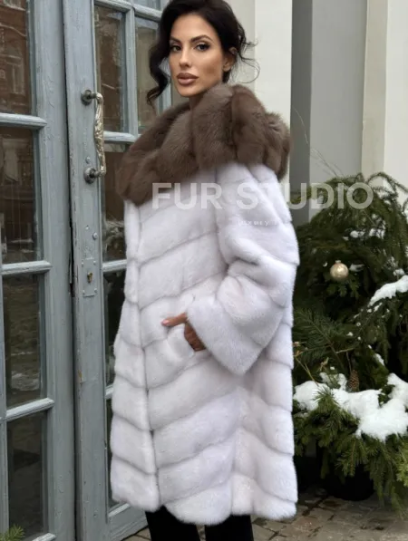 Белая прямая норковая шуба с капюшоном из меха куницы - фото 4
