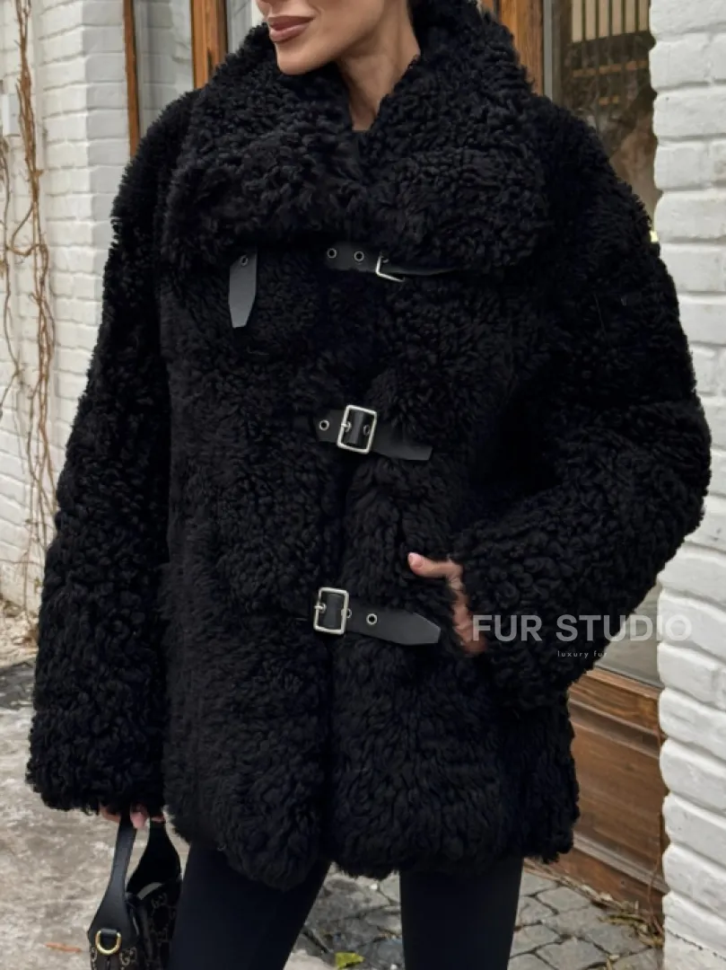 Черная дубленка средней длины из овчины тиградо 