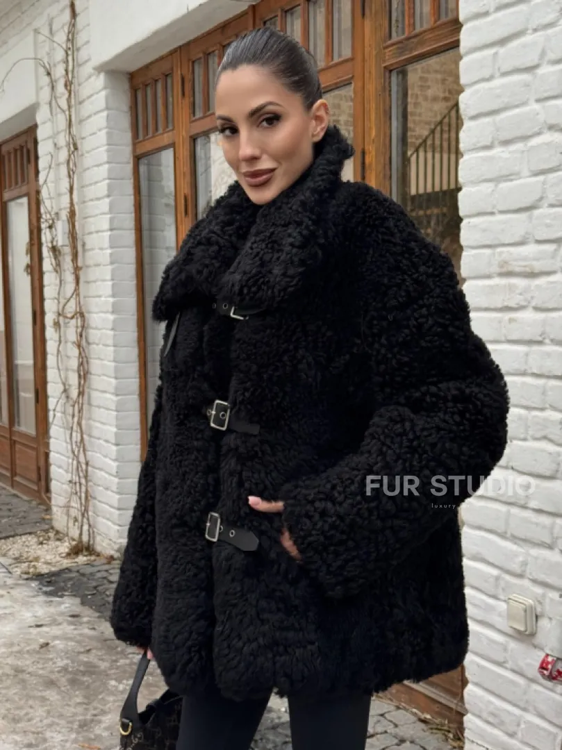 Черная дубленка средней длины из овчины тиградо 