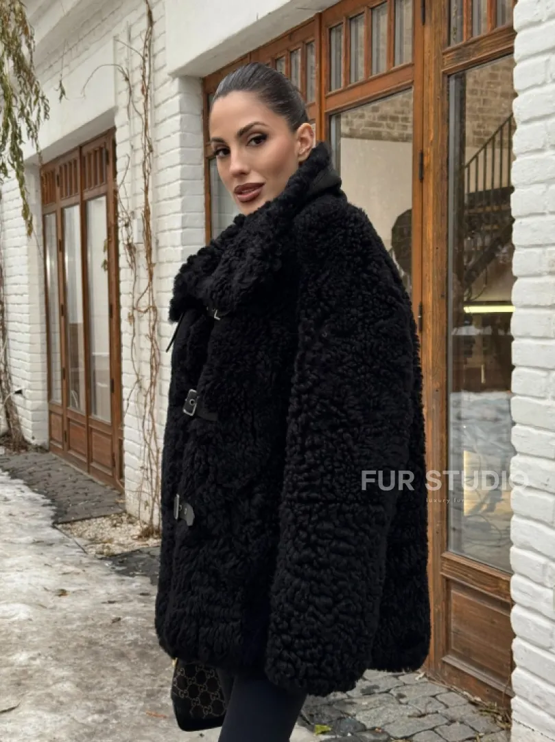 Черная дубленка средней длины из овчины тиградо 