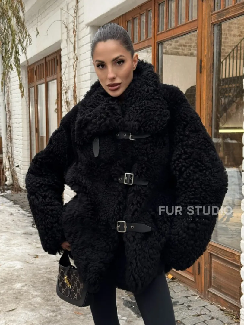 Черная дубленка средней длины из овчины тиградо 