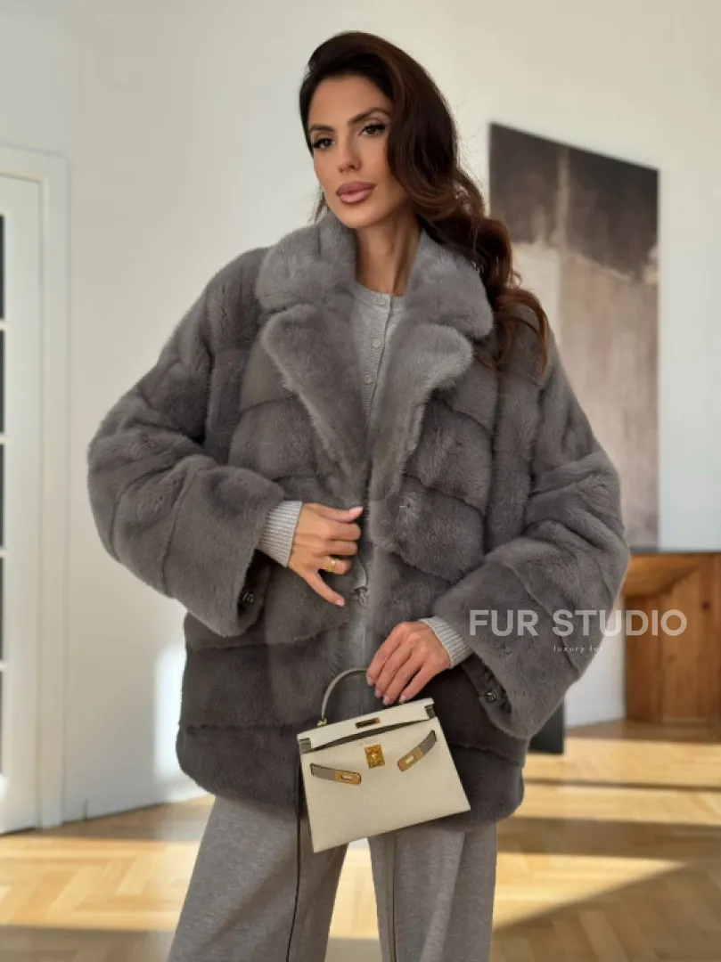 Короткая шуба с английским воротником в сером цвете - фото 9