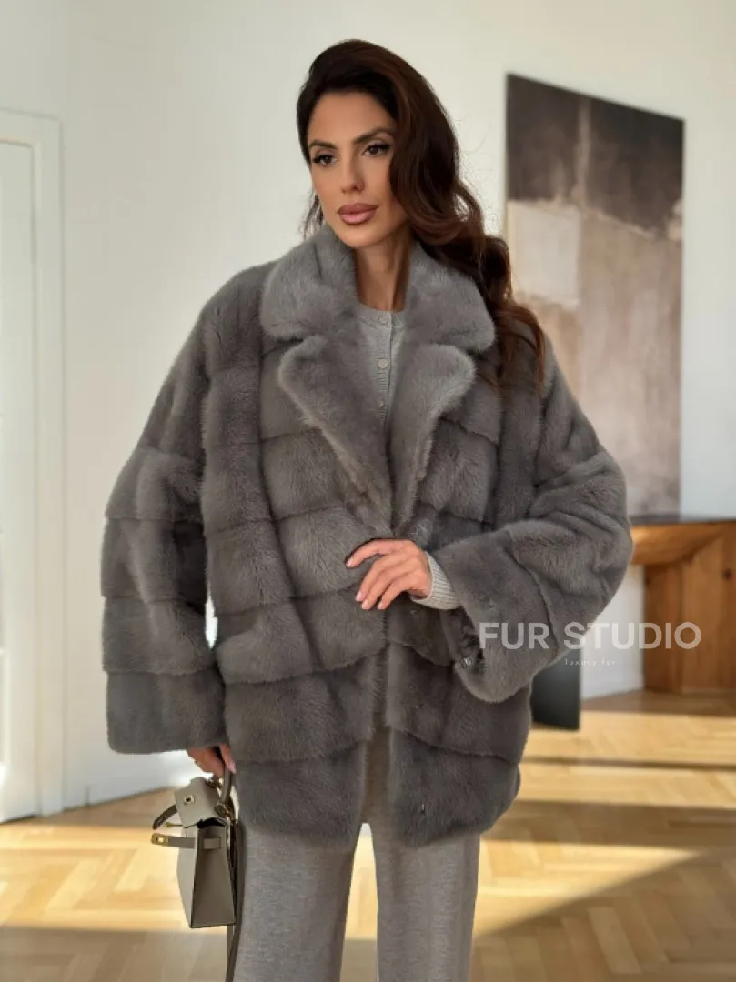 Короткая шуба с английским воротником в сером цвете - фото 10