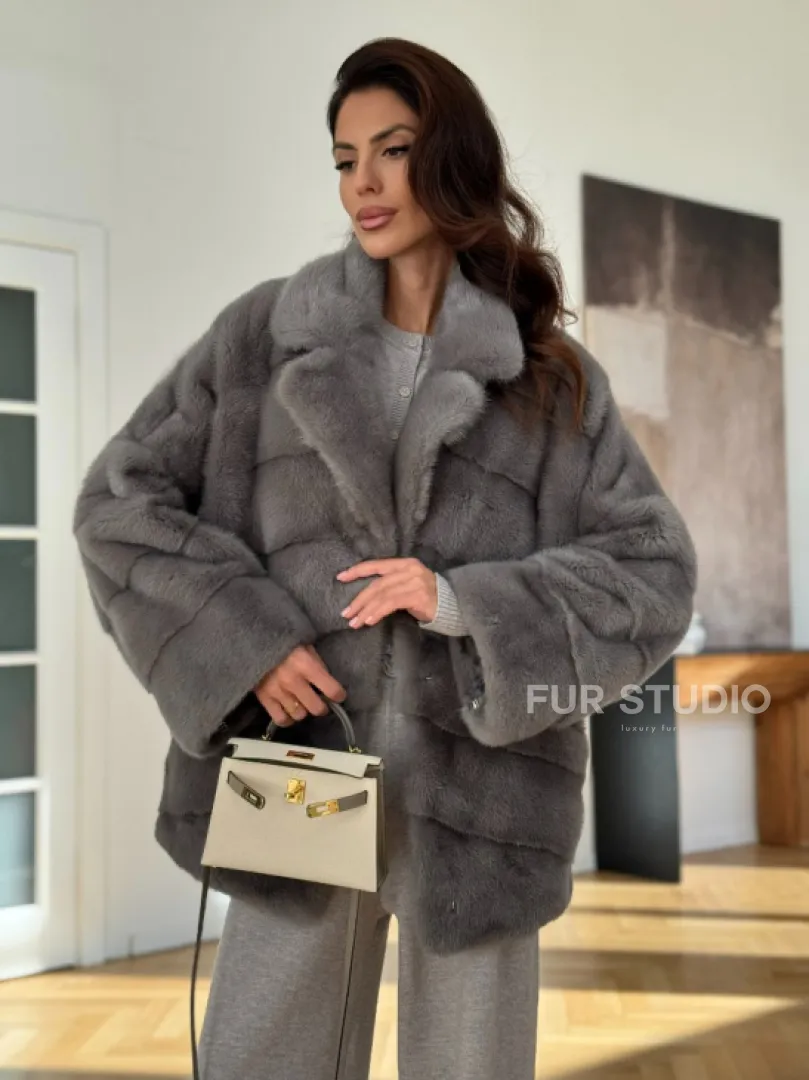 Короткая шуба с английским воротником в сером цвете - фото 8