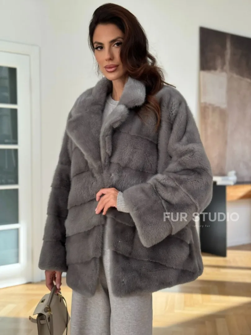 Короткая шуба с английским воротником в сером цвете - фото 0
