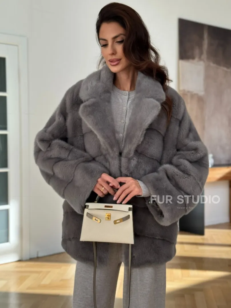 Короткая шуба с английским воротником в сером цвете - фото 4