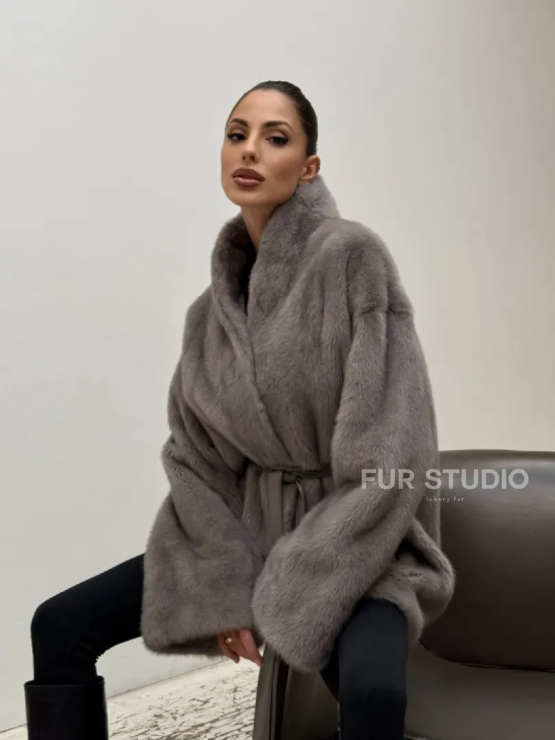 Норковый полушубок кимоно с V-образным воротником в сером цвете - фото 16