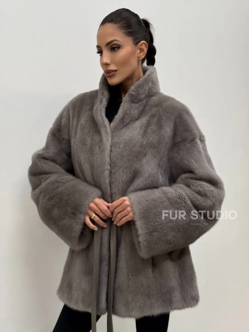 Норковый полушубок кимоно с V-образным воротником в сером цвете - фото 0