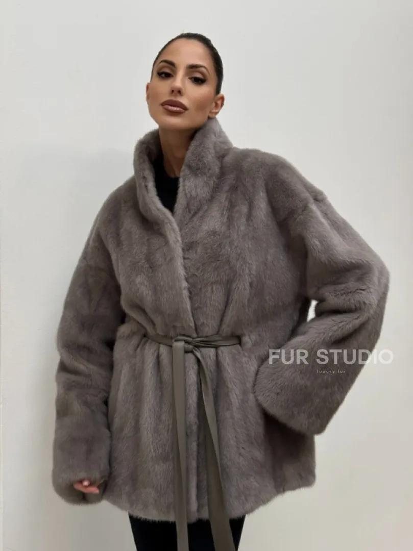 Норковый полушубок кимоно с V-образным воротником в сером цвете - фото 10