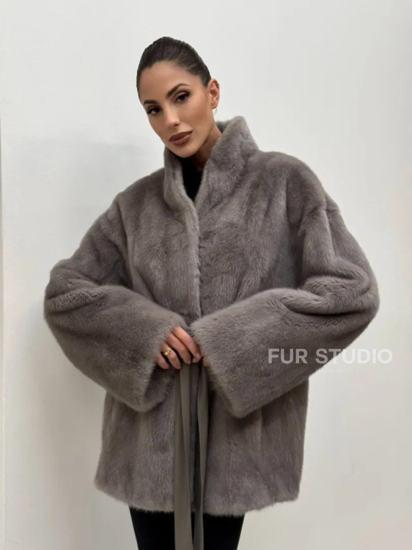 Норковый полушубок кимоно с V-образным воротником в сером цвете - фото 12
