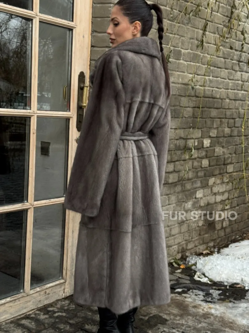 Прямая норковая шуба Luxury Line с меховым поясом и шлицами по бокам - фото 2