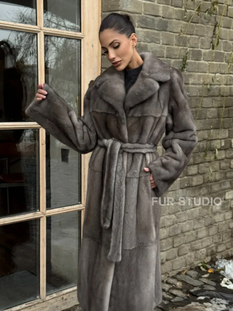 Прямая норковая шуба Luxury Line с меховым поясом и шлицами по бокам