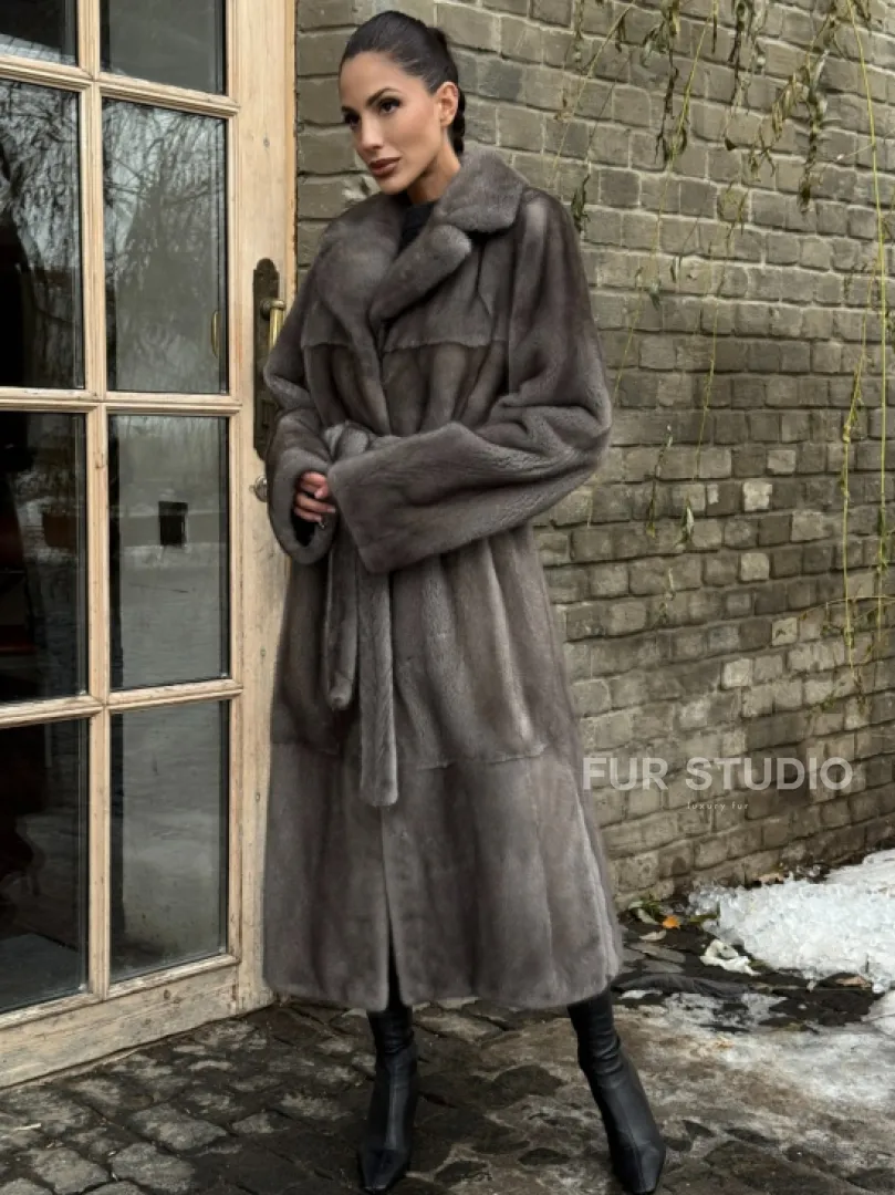 Прямая норковая шуба Luxury Line с меховым поясом и шлицами по бокам - фото 5