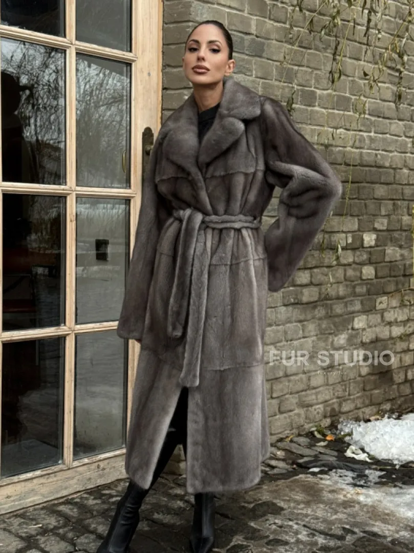 Прямая норковая шуба Luxury Line с меховым поясом и шлицами по бокам - фото 0