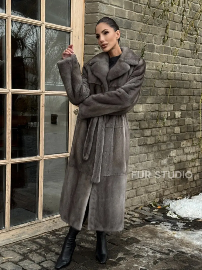 Прямая норковая шуба Luxury Line с меховым поясом и шлицами по бокам - фото 9