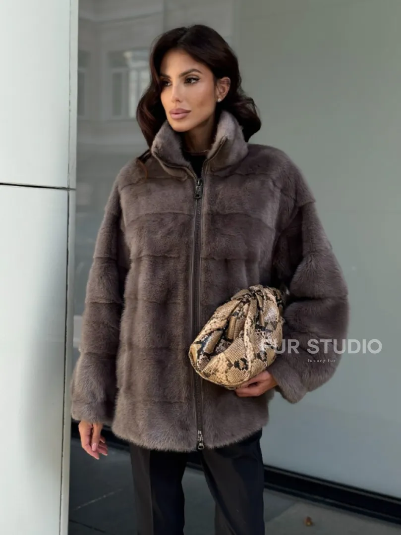 Норковая курта на молнии стойка воротник цвет мокко - фото 7