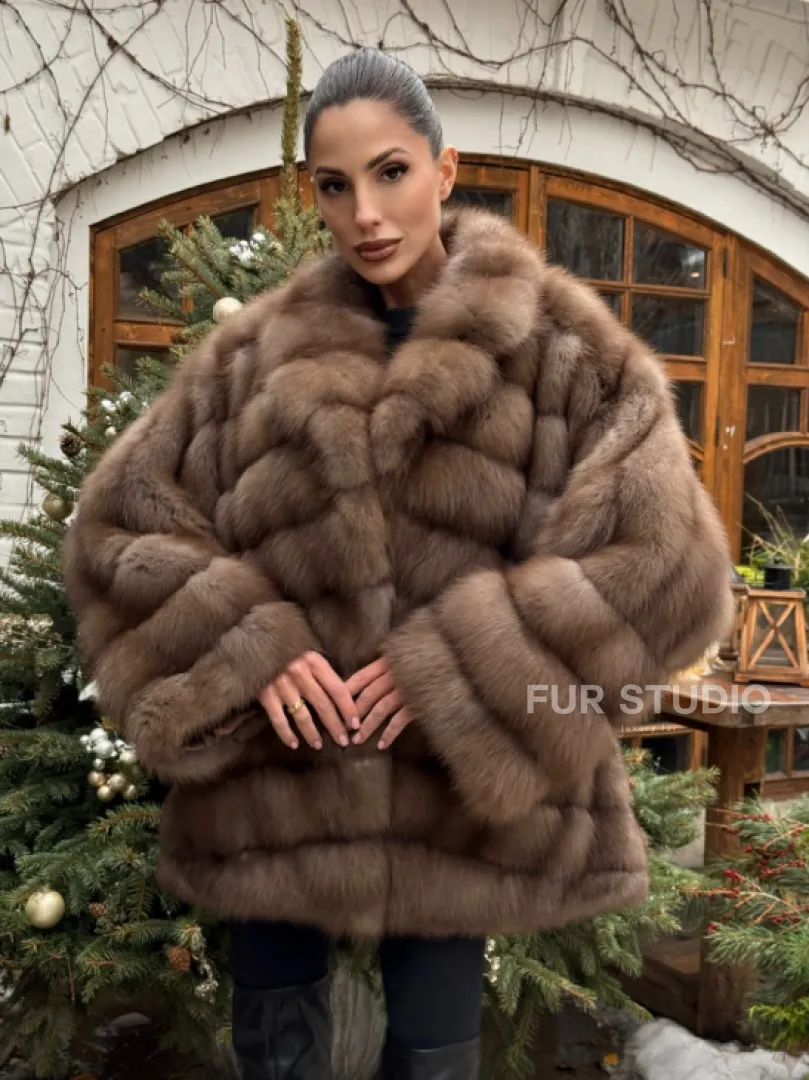 Полушубок оверсайз из меха куницы с английским воротником