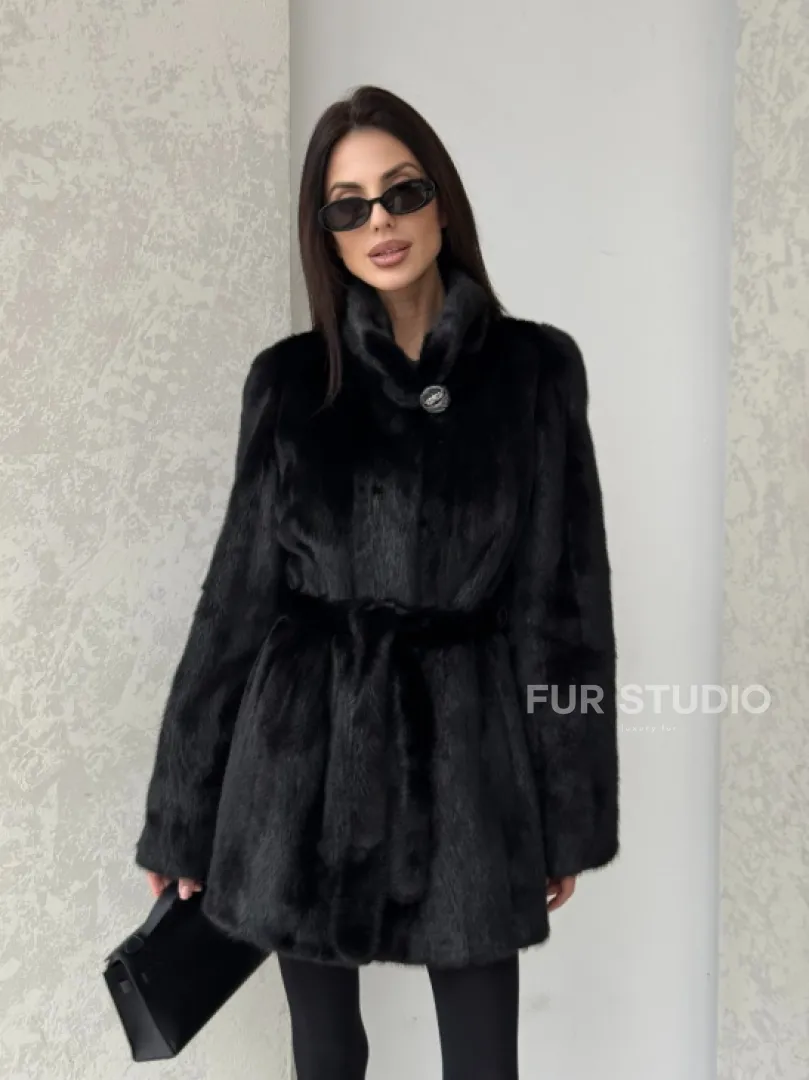 Норковый полушубок с воротником стойка и меховым поясом - фото 7