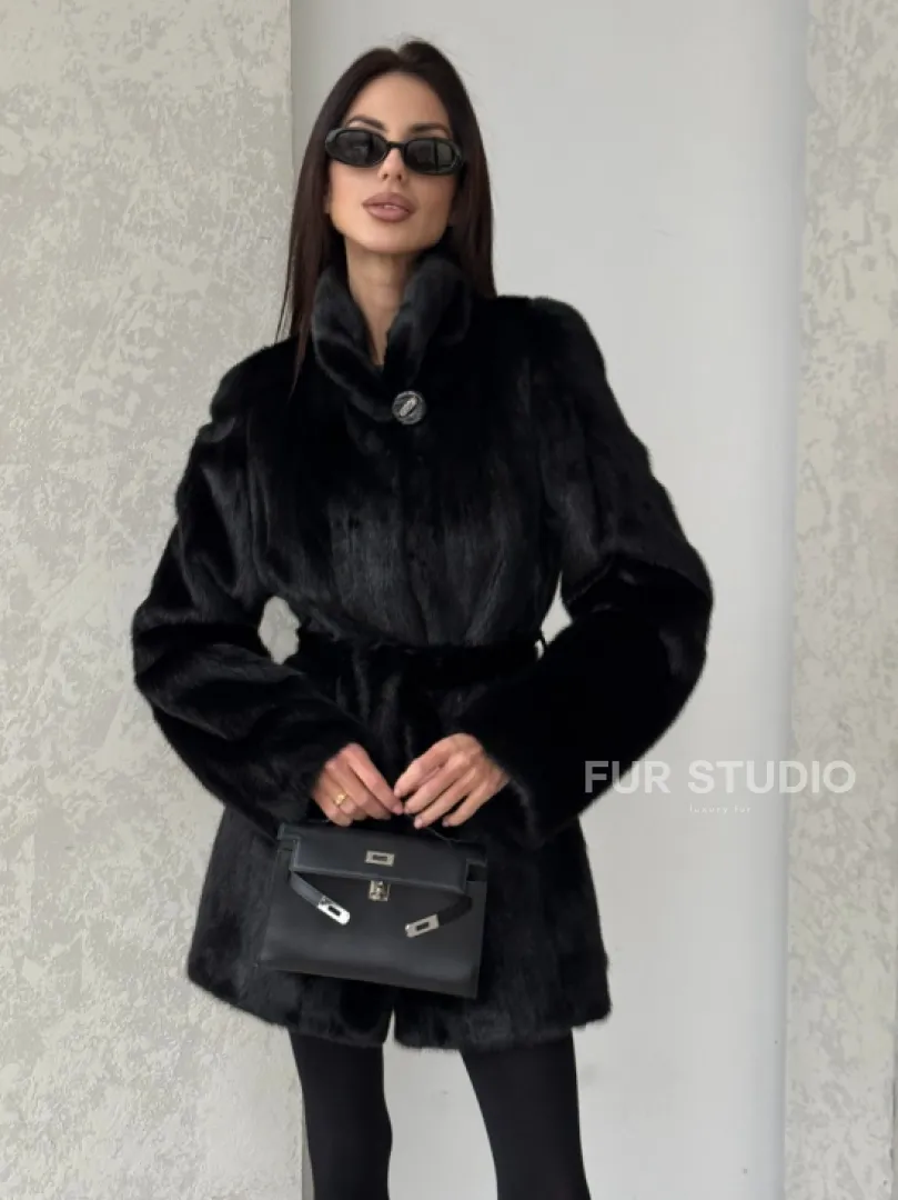 Норковый полушубок с воротником стойка и меховым поясом - фото 3