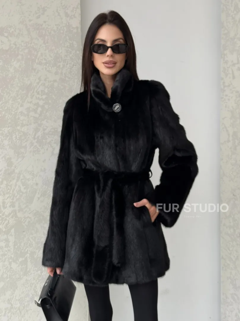Норковый полушубок с воротником стойка и меховым поясом - фото 0