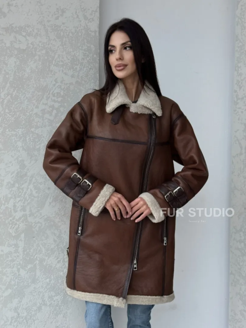 Удлиненная дубленка авиатор в коричневом цвете - винтажный стиль - фото 6
