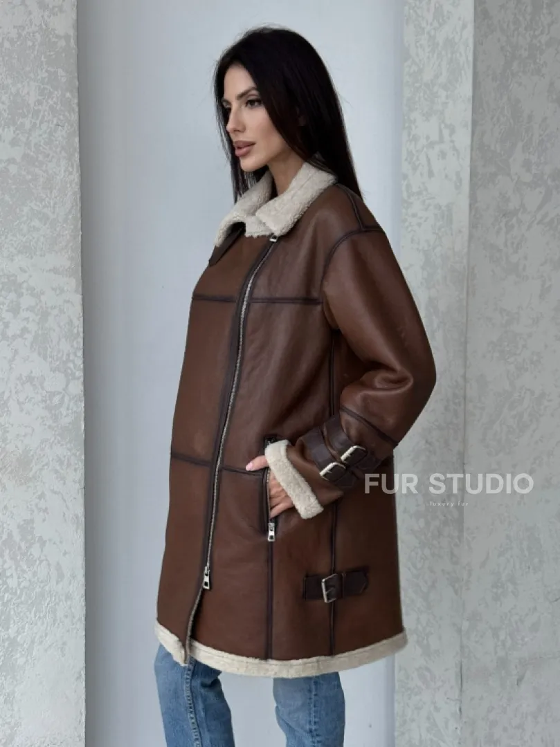 Удлиненная дубленка авиатор в коричневом цвете - винтажный стиль - фото 2