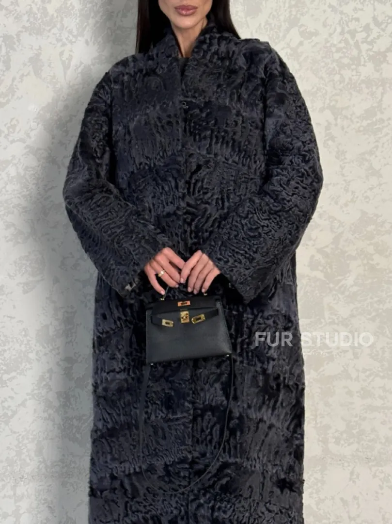 Длинная шуба из каракуля в цвете графит - фото 2