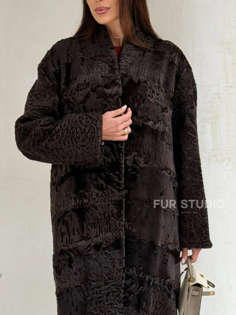 Шуба длинная из меха каракульчи в натурально-коричневом цвете