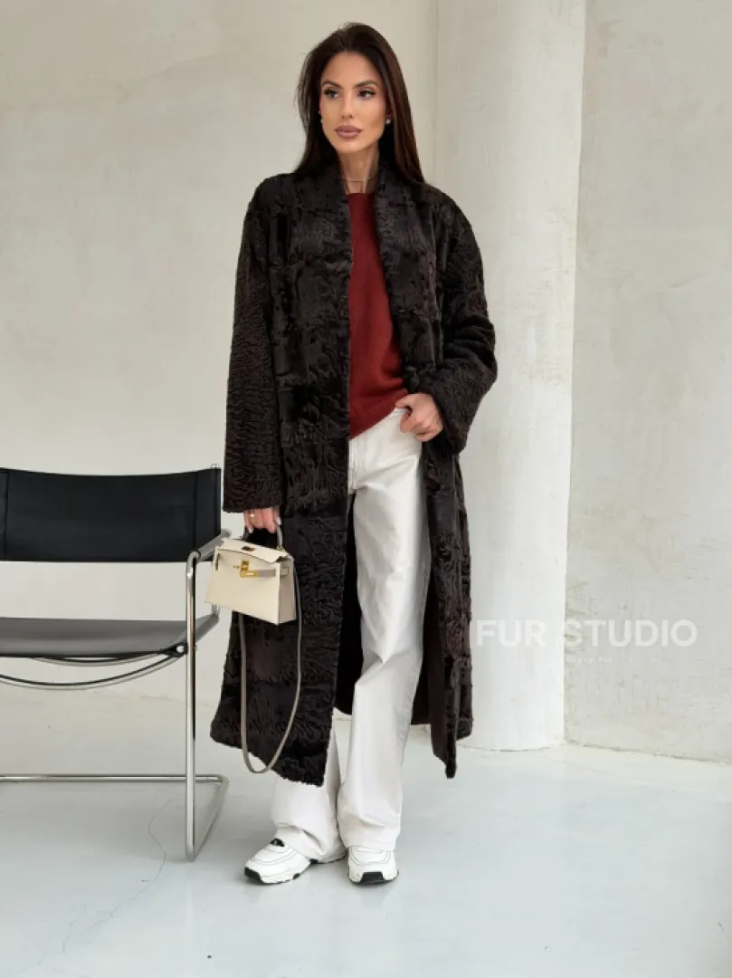 Шуба длинная из меха каракульчи в натурально-коричневом цвете