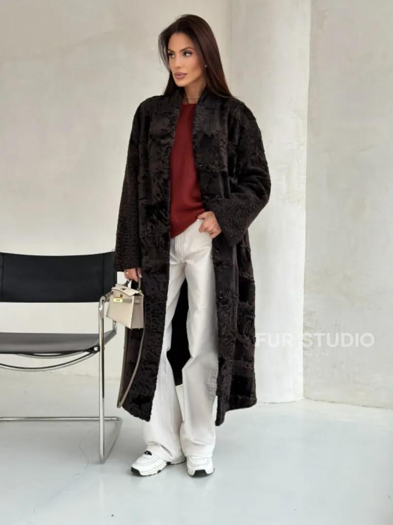 Шуба длинная из меха каракульчи в натурально-коричневом цвете