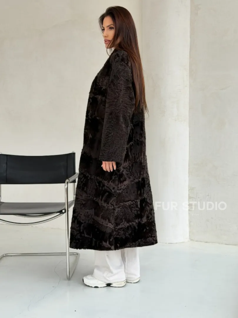 Шуба длинная из меха каракульчи в натурально-коричневом цвете