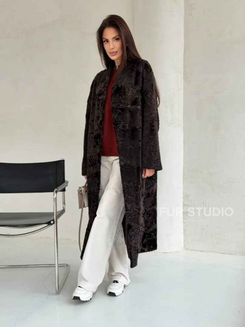 Шуба длинная из меха каракульчи в натурально-коричневом цвете