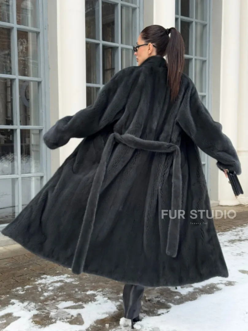 Модная норковая шуба в цвете графит с V-образным воротником - фото 11