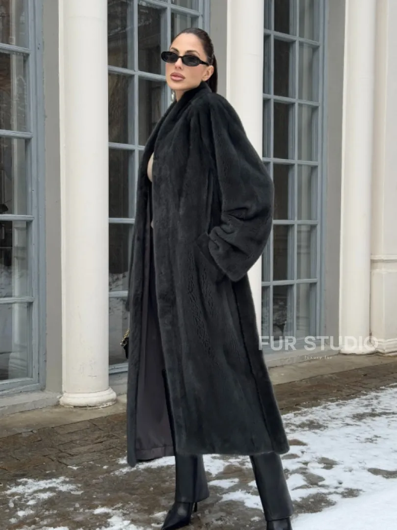 Модная норковая шуба в цвете графит с V-образным воротником - фото 7