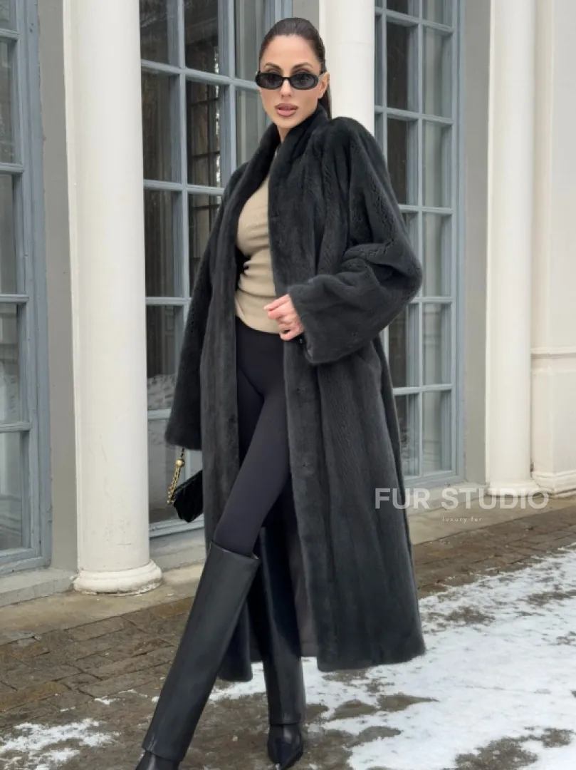 Модная норковая шуба в цвете графит с V-образным воротником - фото 5