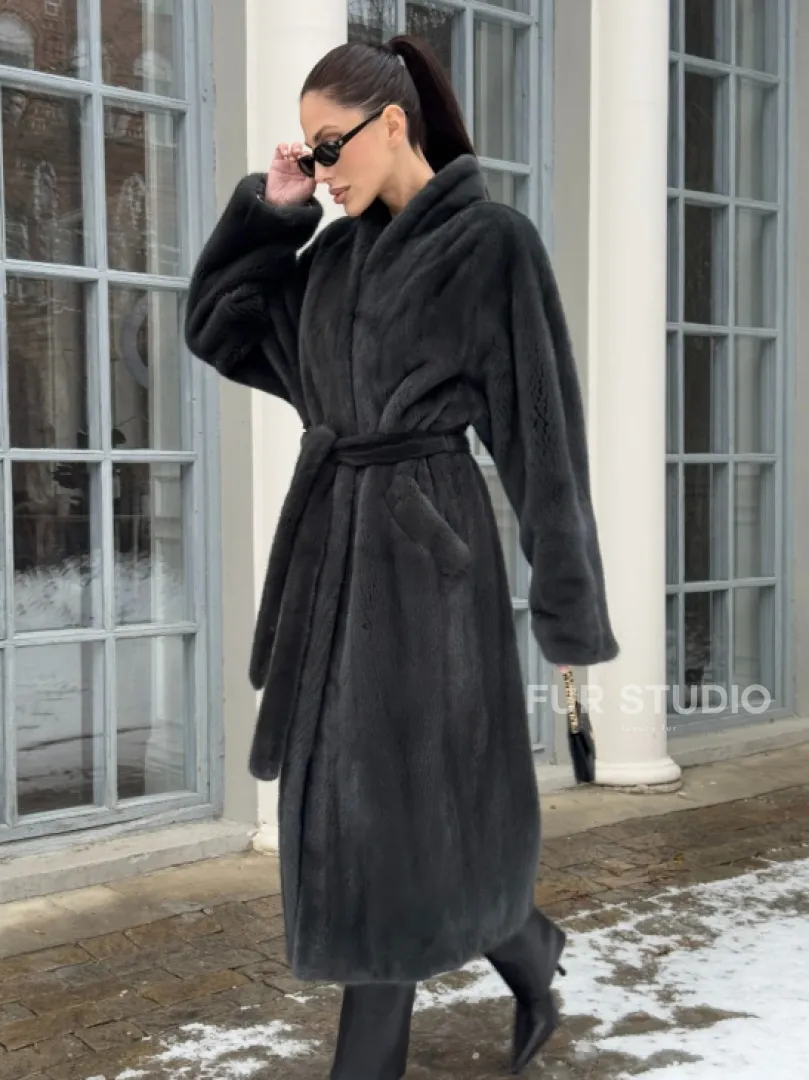 Модная норковая шуба в цвете графит с V-образным воротником - фото 2