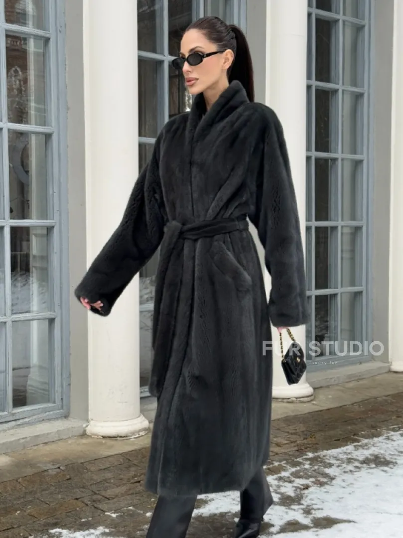Модная норковая шуба в цвете графит с V-образным воротником - фото 3