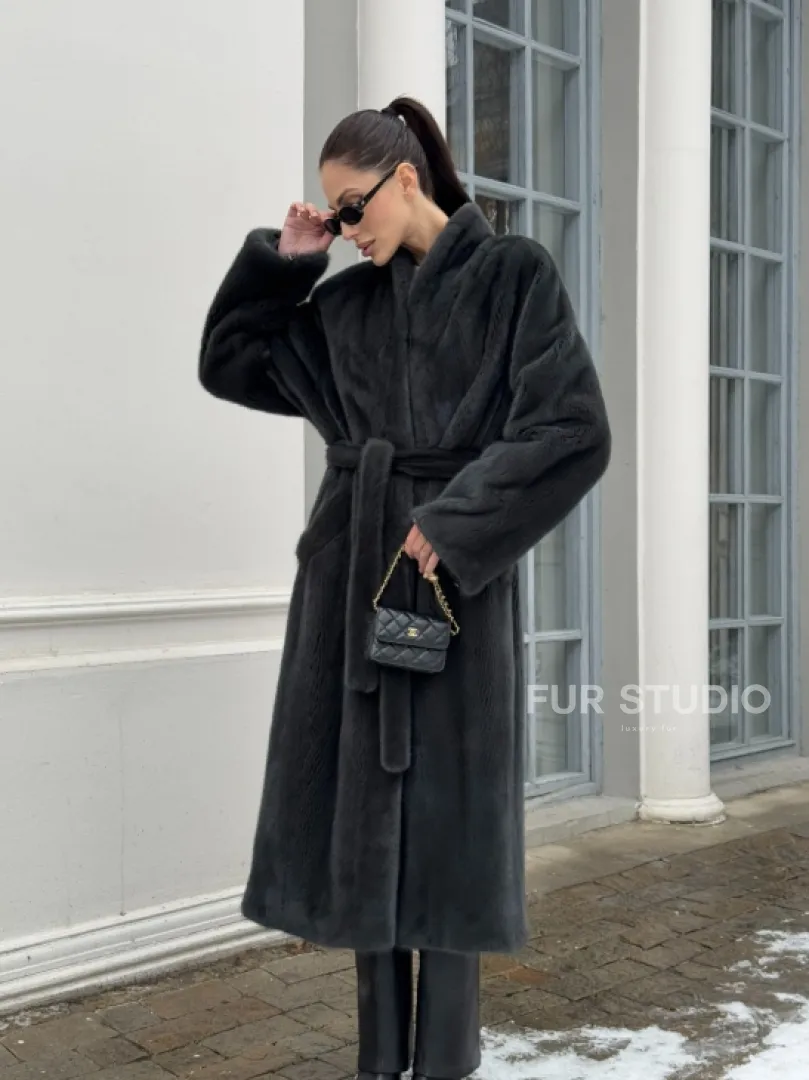 Модная норковая шуба в цвете графит с V-образным воротником - фото 12