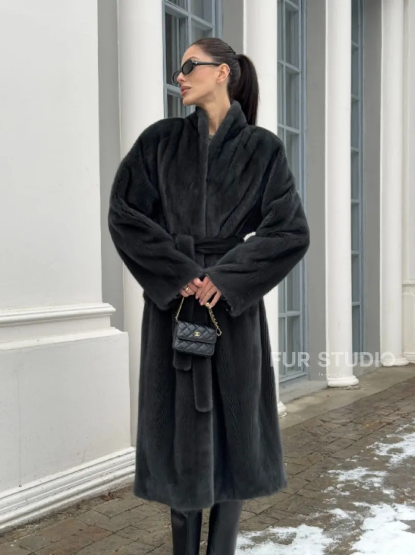 Модная норковая шуба в цвете графит с V-образным воротником - фото 10