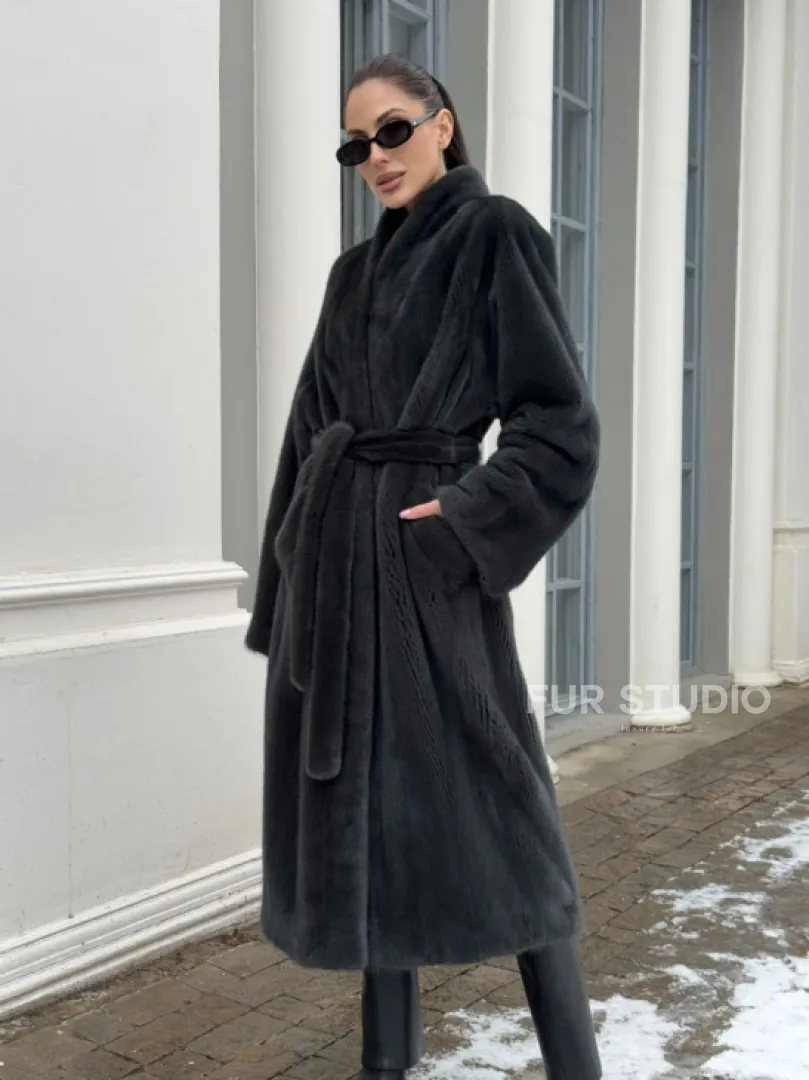 Модная норковая шуба в цвете графит с V-образным воротником - фото 9