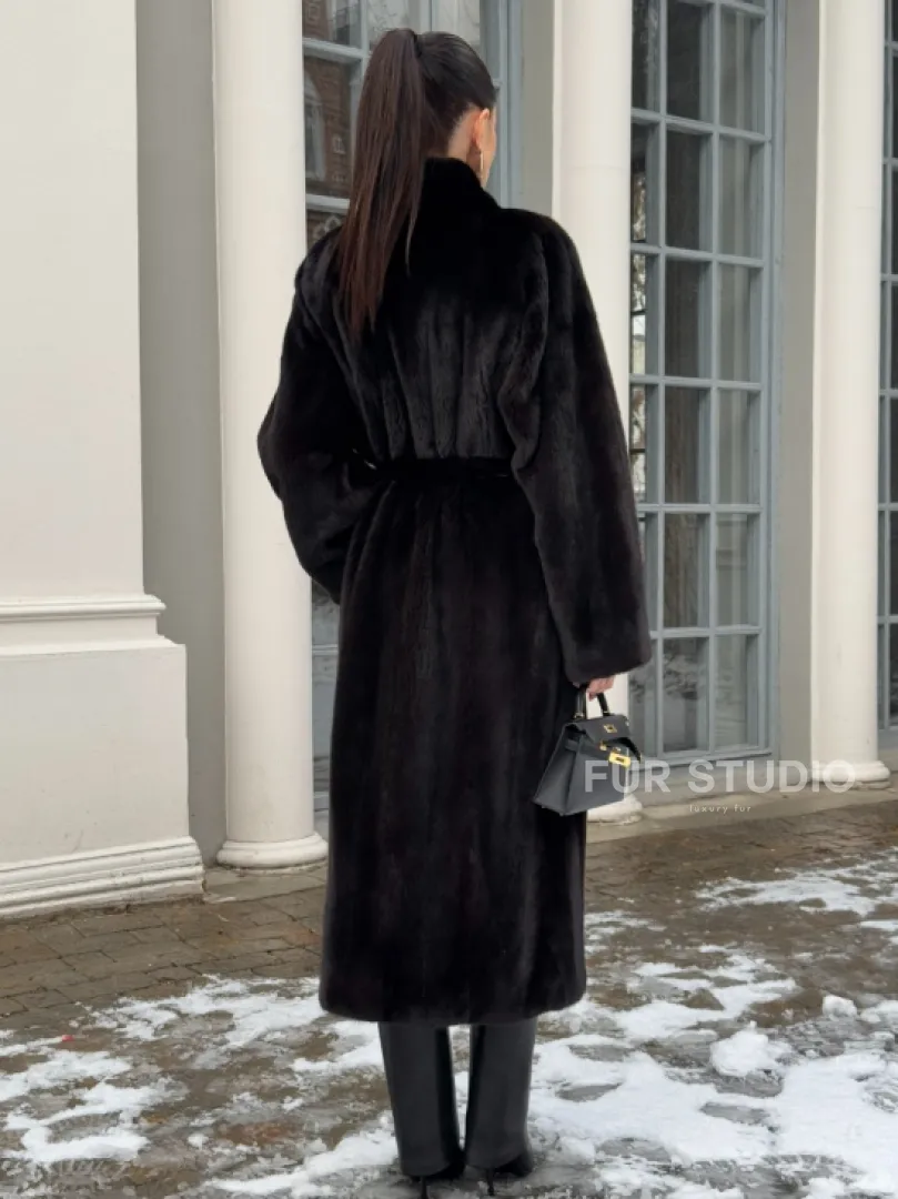 Шуба из аукционного меха норки SAGA FURS в натуральном коричневом цвете - фото 2