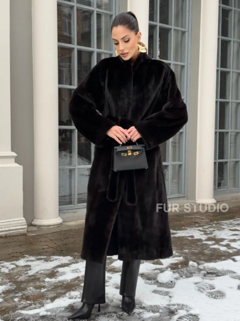 Шуба из аукционного меха норки SAGA FURS в натуральном коричневом цвете - фото 7