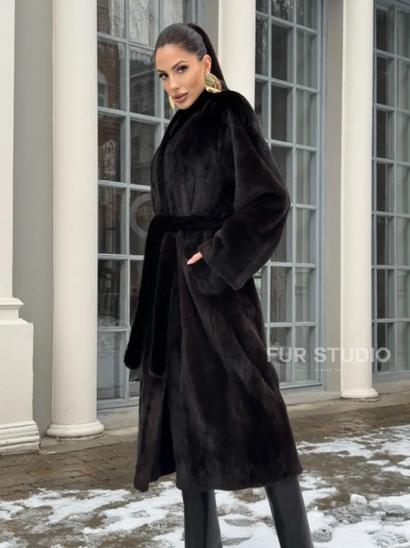 Шуба из аукционного меха норки SAGA FURS в натуральном коричневом цвете - фото 6