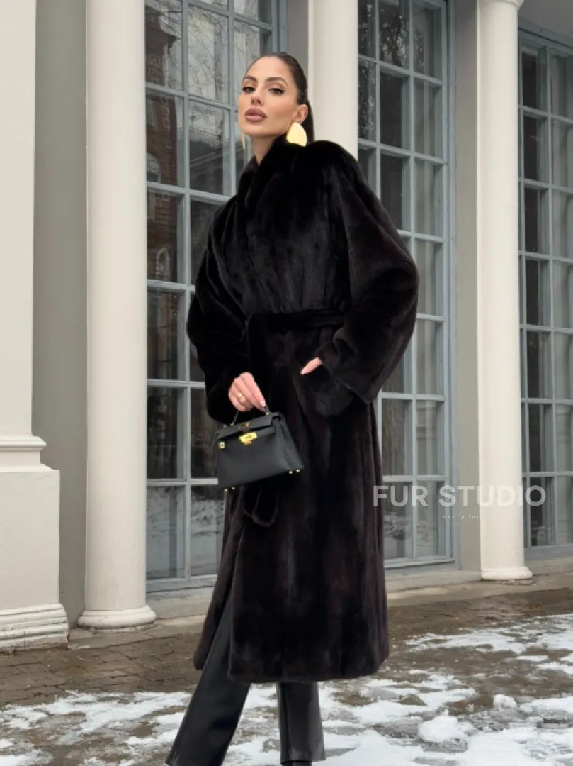 Шуба из аукционного меха норки SAGA FURS в натуральном коричневом цвете - фото 10