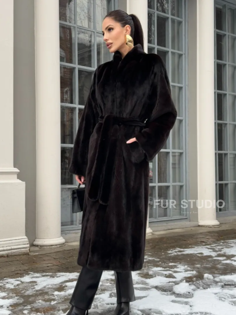 Шуба из аукционного меха норки SAGA FURS в натуральном коричневом цвете